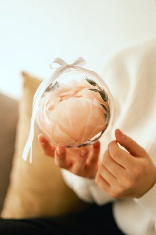 Свічка у вигляді квітки. Ароматична свічка "Півонія" у сфері peony фото