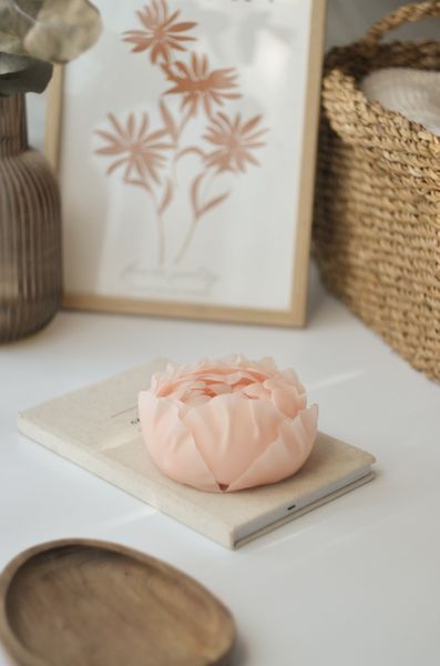 Свічка у вигляді квітки. Ароматична свічка "Півонія" у сфері peony фото