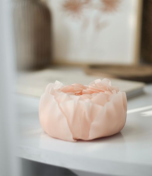 Свічка у вигляді квітки. Ароматична свічка "Півонія" у сфері peony фото