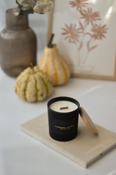 Свічка ароматична REDWOOD AND MOSS з гнотиком, що потріскує redwood candle фото